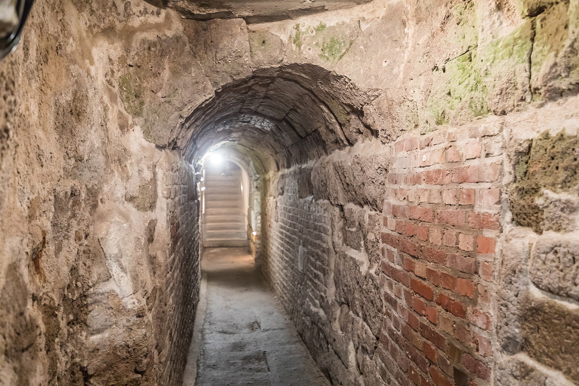 Krótka historia segregacji odpadów - rzymski kanał kanalizacyjny